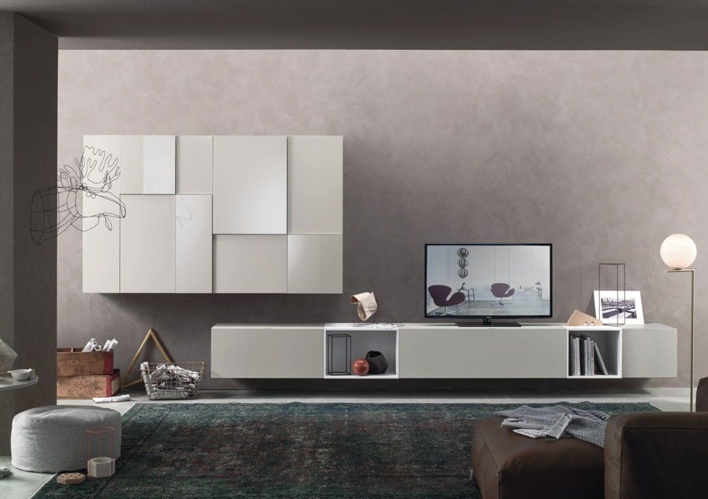 Soggiorno moderno con consolle multimediale bianca sospesa, TV e mobiletto a muro astratto.