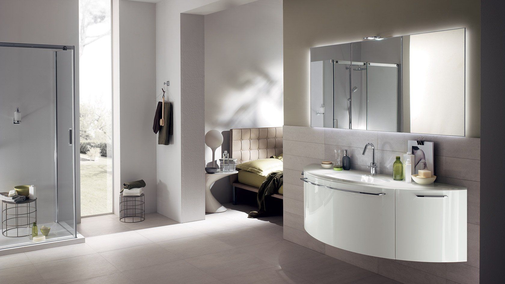 Moderno bagno bianco con doccia, mobile lavabo e grande specchio.
