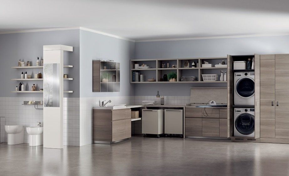 Lavanderia con lavatrice, asciugatrice, armadietti, lavandino e scaffali; grigio, bianco e marrone.
