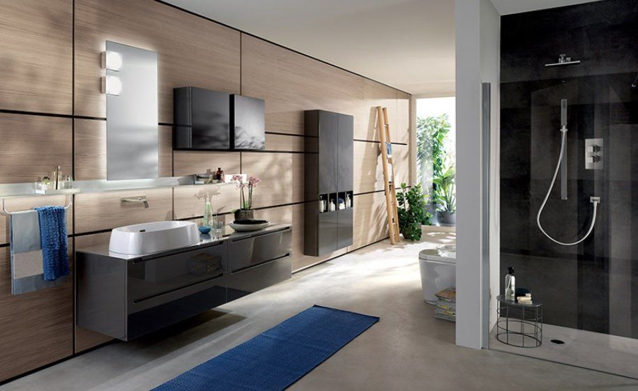 Bagno moderno con pannelli in legno, mobili neri e cabina doccia.