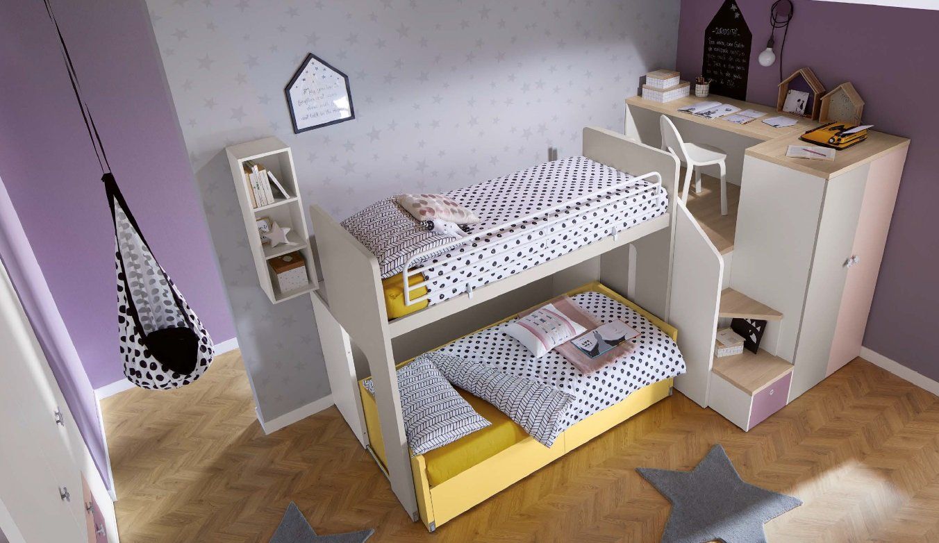 Letto a castello nella cameretta di un bambino con dettagli bianchi e gialli, una scrivania e una sedia a dondolo.
