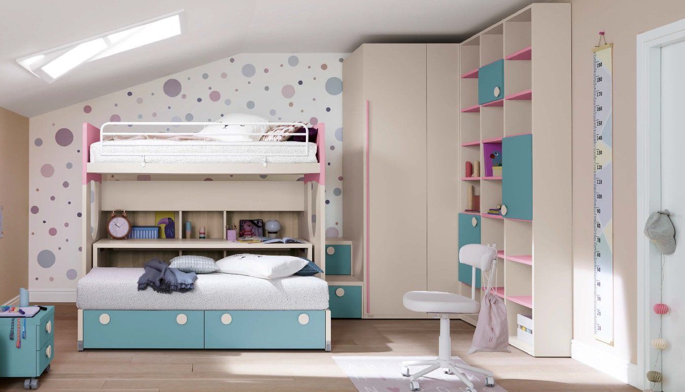 Cameretta per bambina con letto a castello, cassettiera, scaffali e carta da parati a pois. Dettagli in azzurro e rosa.