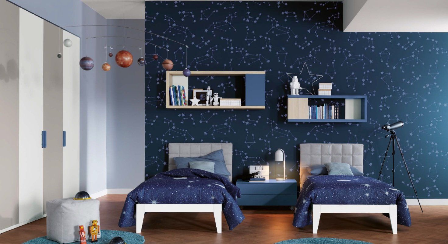 Camera da letto con due letti, arredamento a tema spaziale, colori blu e bianco.