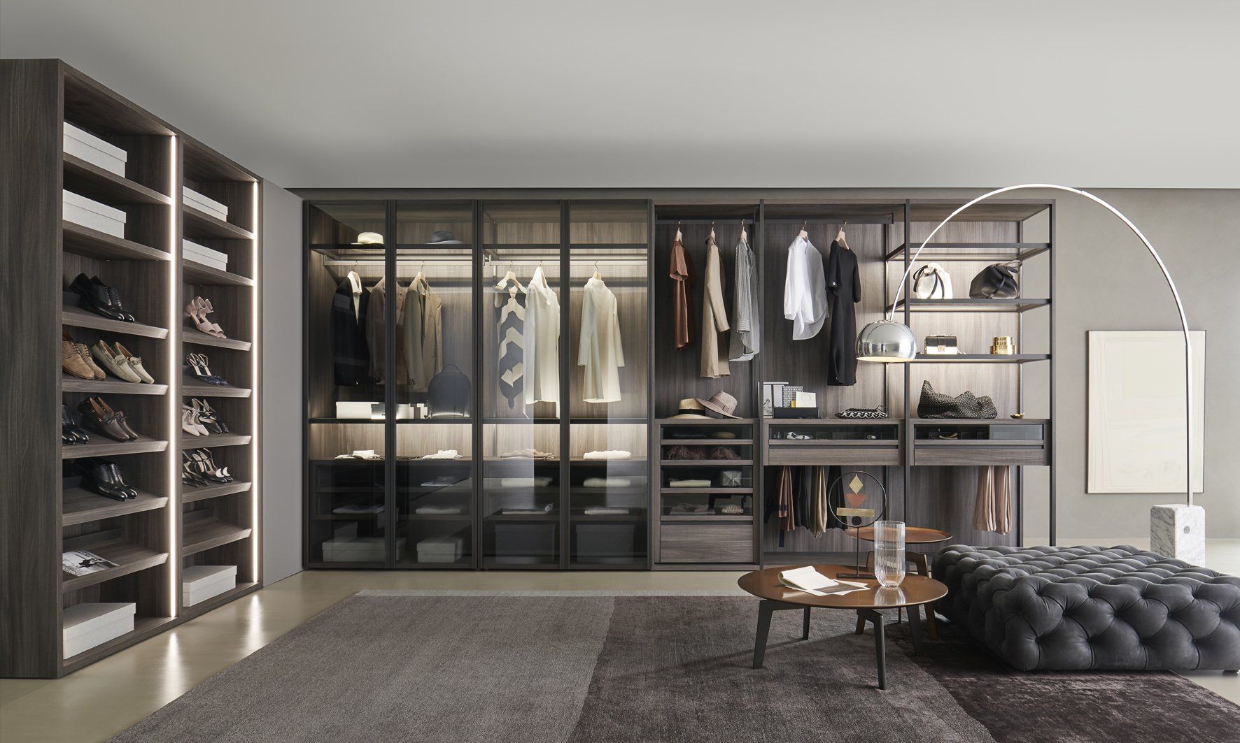 Moderna cabina armadio con scaffali, appendiabiti e sedute. Legno grigio scuro con illuminazione interna.