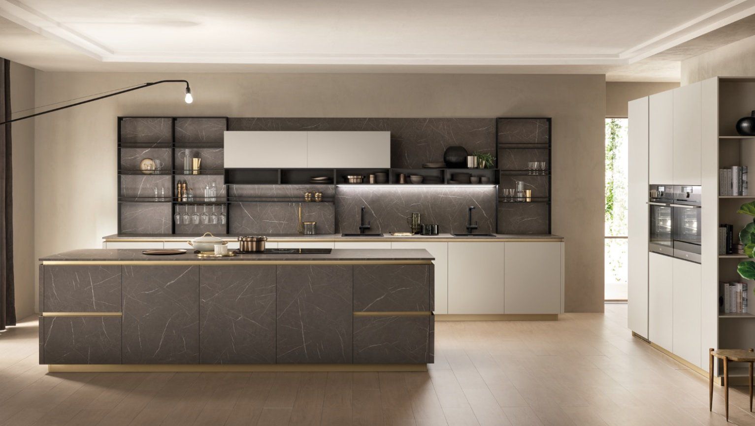 Cucina moderna con isola scura, mobili chiari e ripiani a vista.