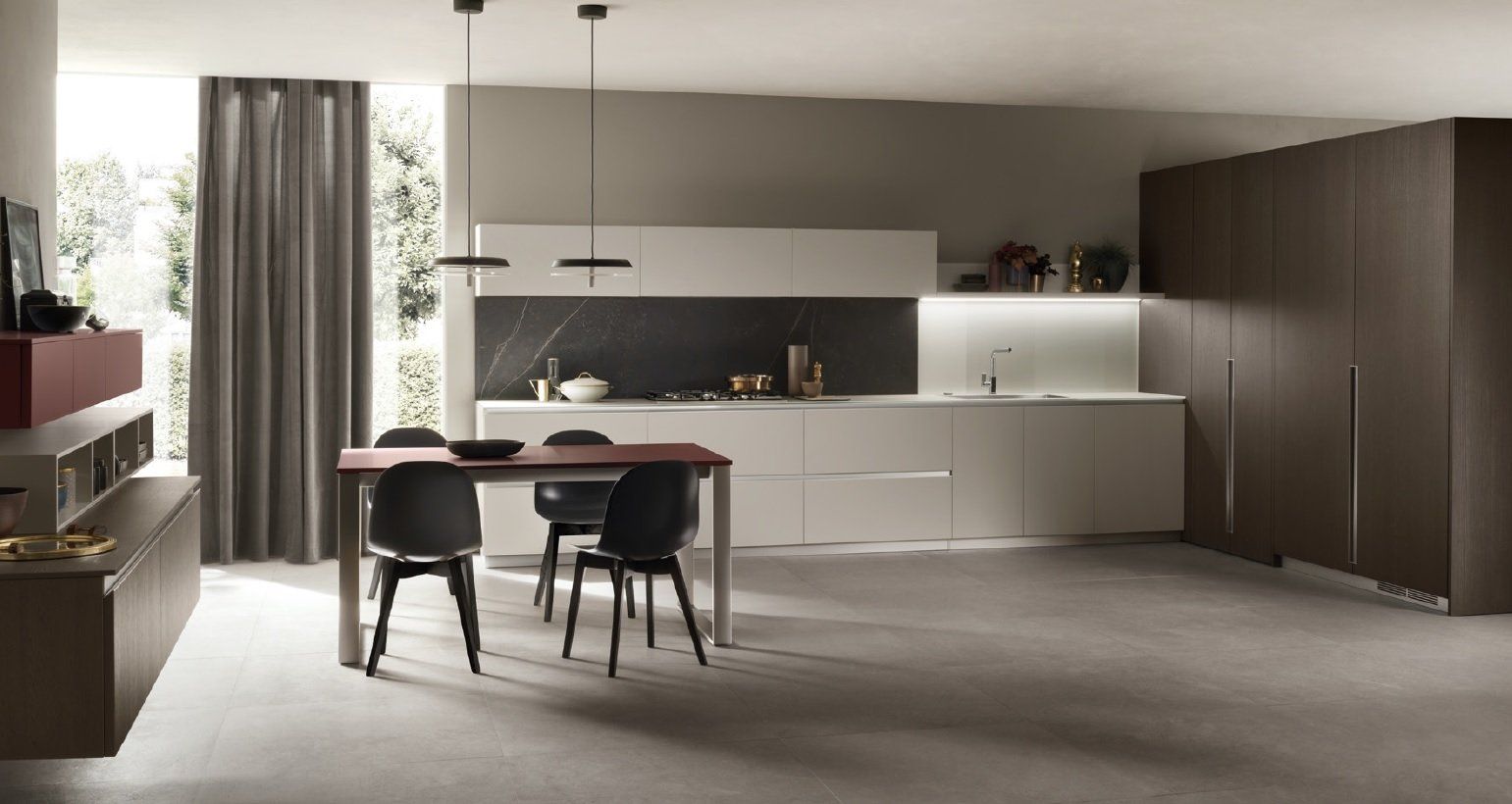 Cucina moderna con zona pranzo; mobili grigio chiaro, contenitori in legno scuro, sedie nere e paraschizzi in marmo scuro.