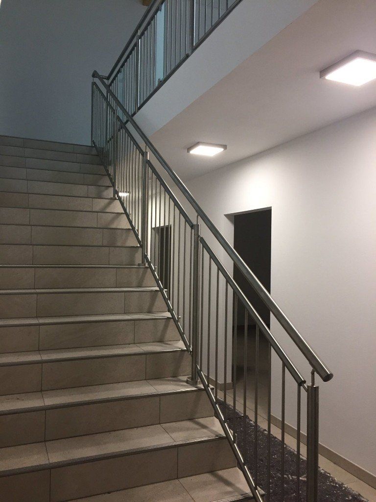 Eine Treppe mit Edelstahlgeländer