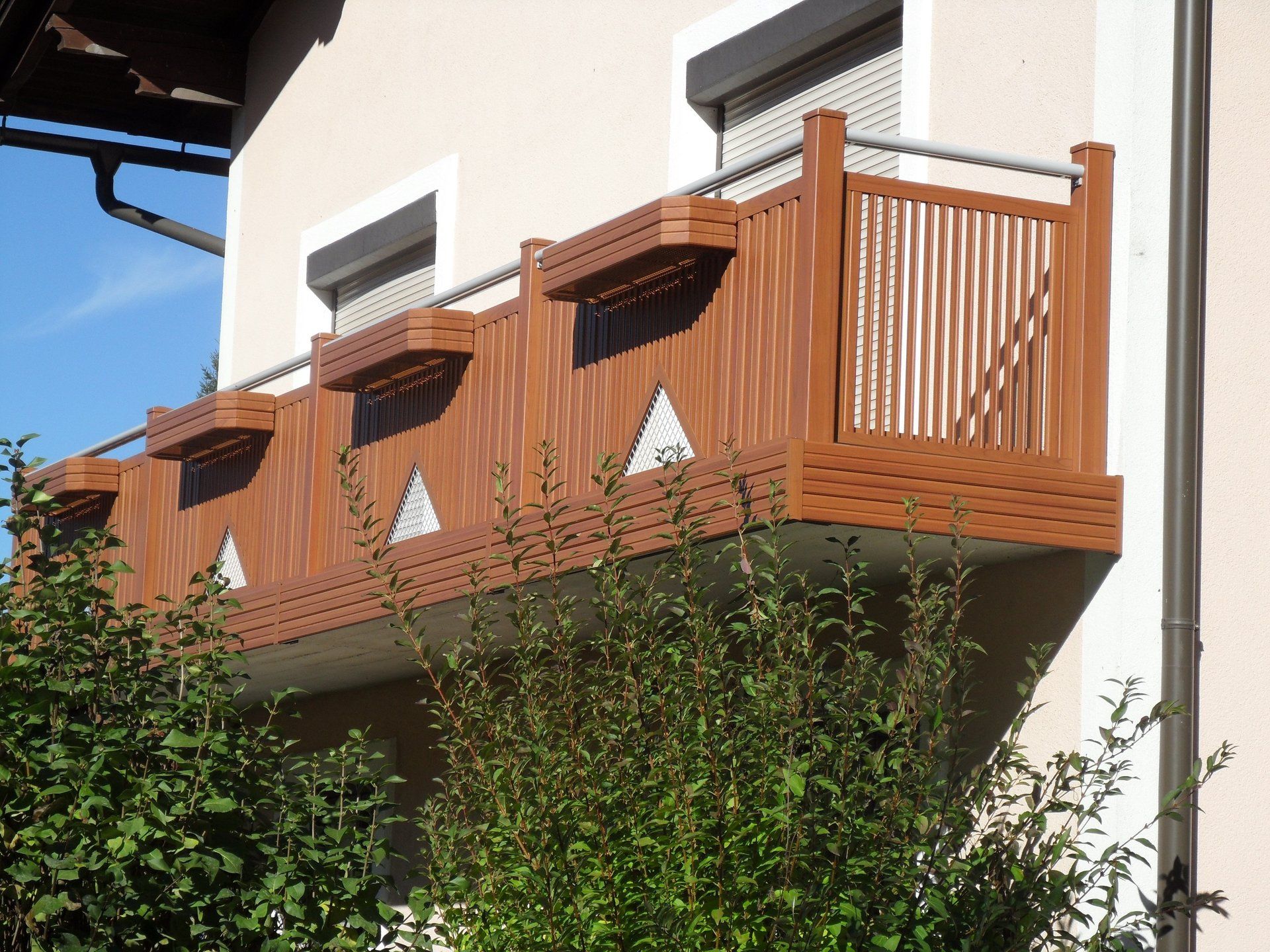 Ein großer Holzbalkon an der Seite eines Hauses