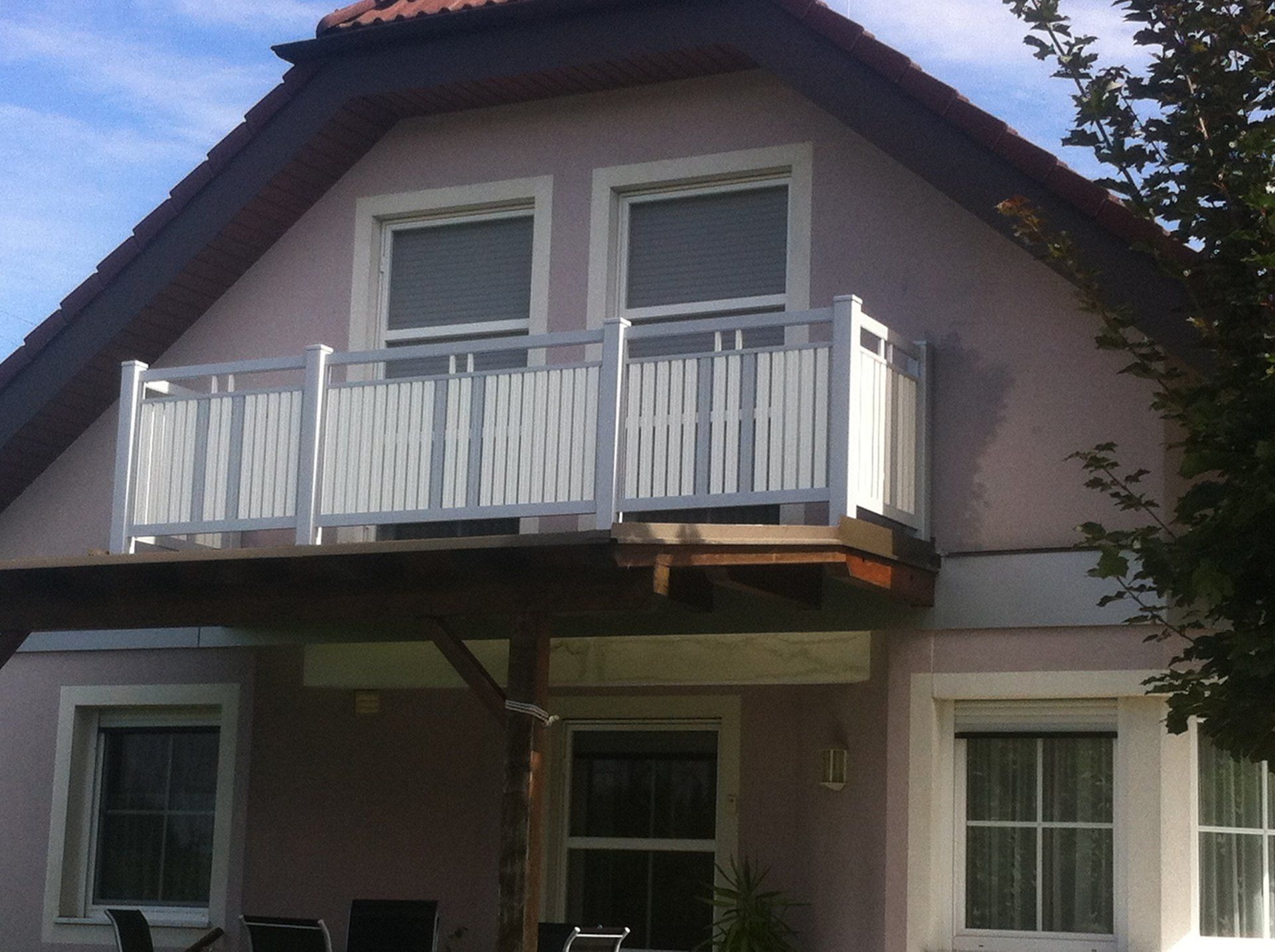 Ein Haus mit Balkon im zweiten Stock
