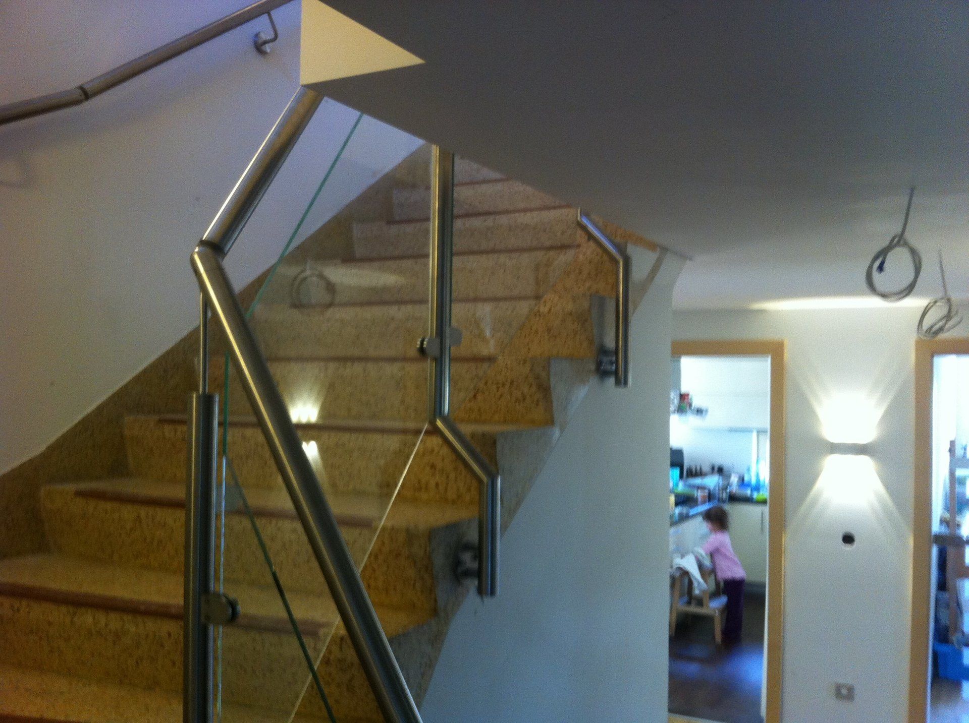 Eine Treppe mit einem Glasgeländer in einem Haus