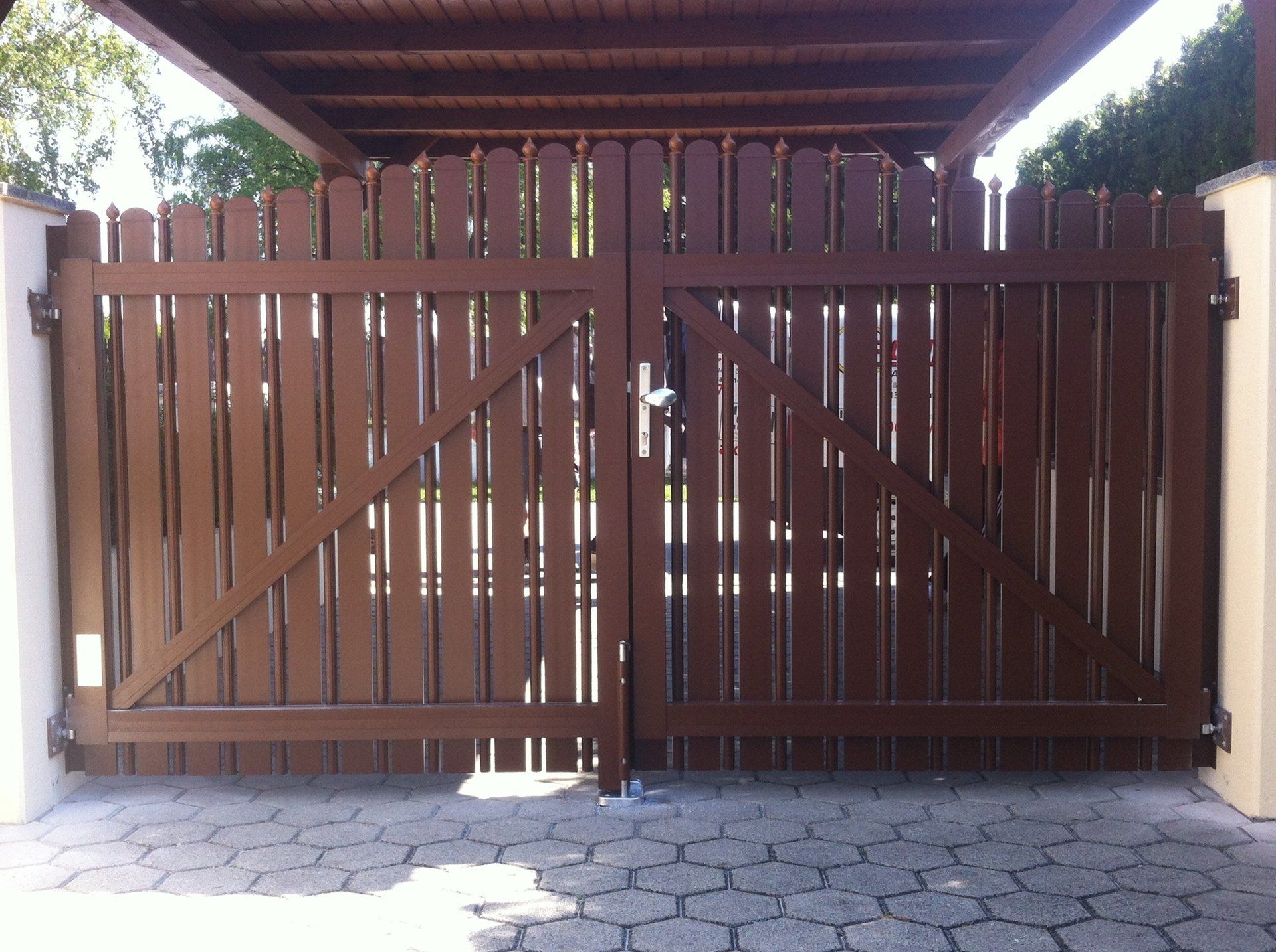 Ein Holzzaun mit einem Carport im Hintergrund