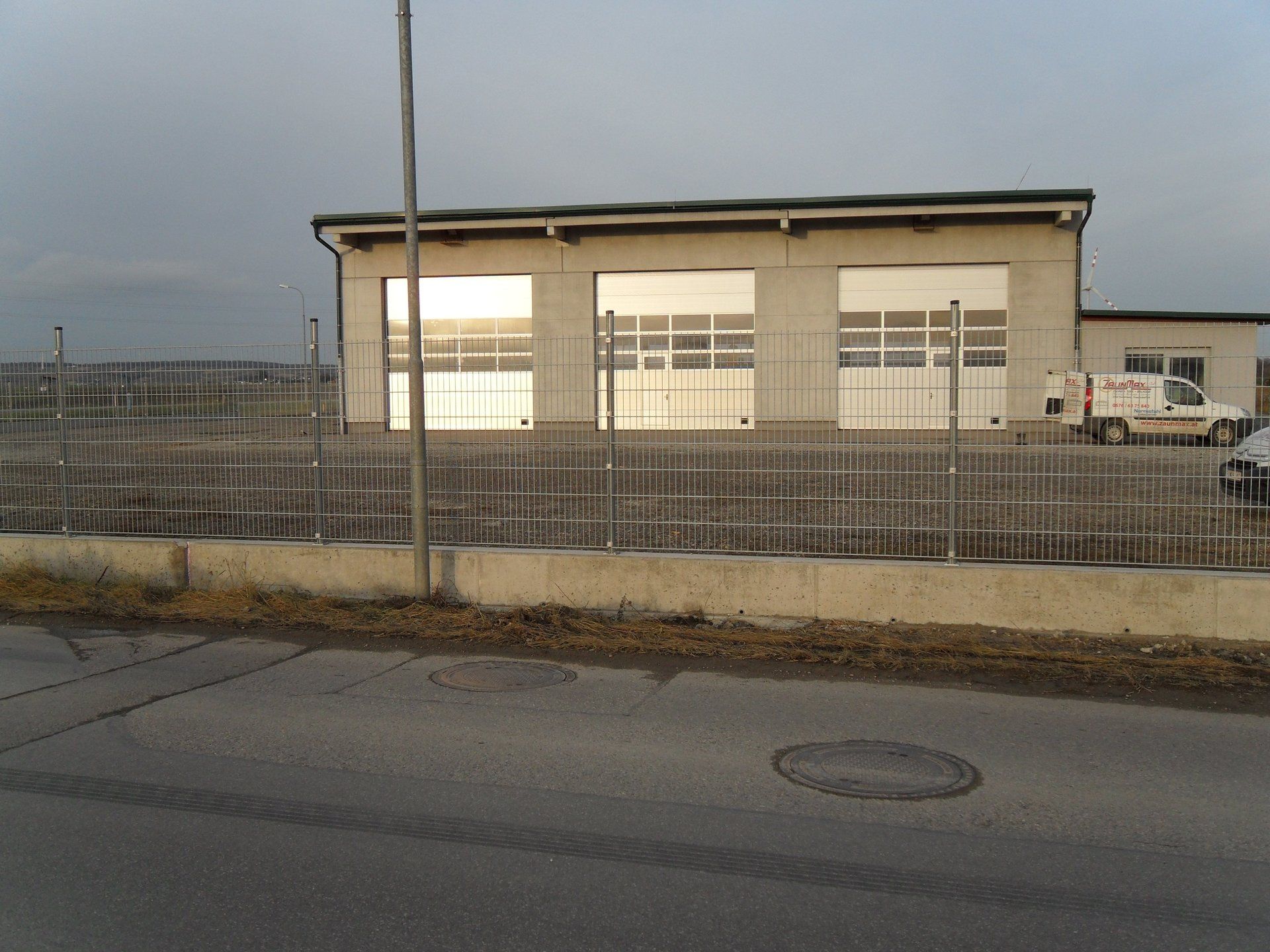 Ein weißer Lieferwagen steht vor einem Gebäude