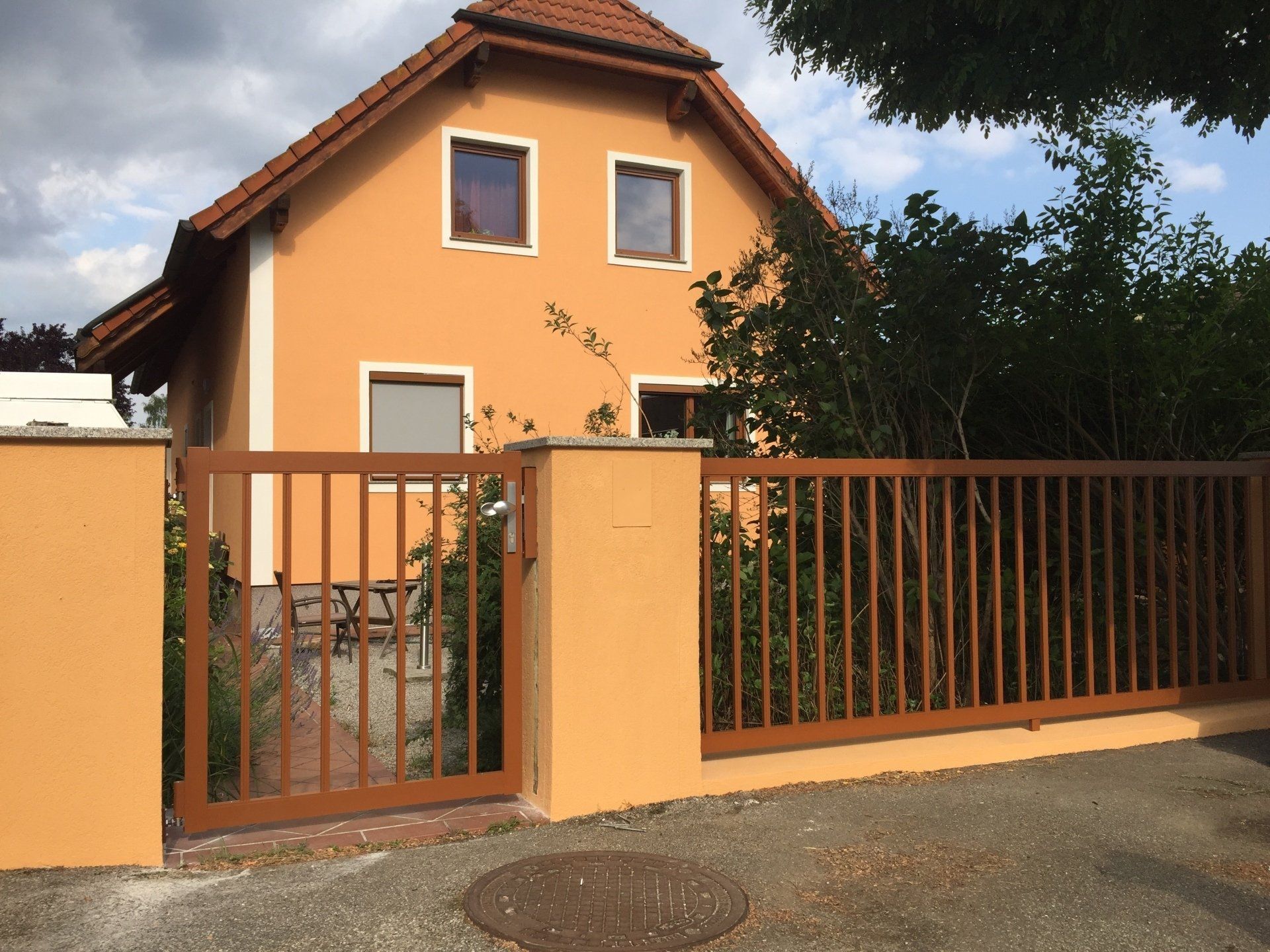 Ein Haus mit einem Zaun davor