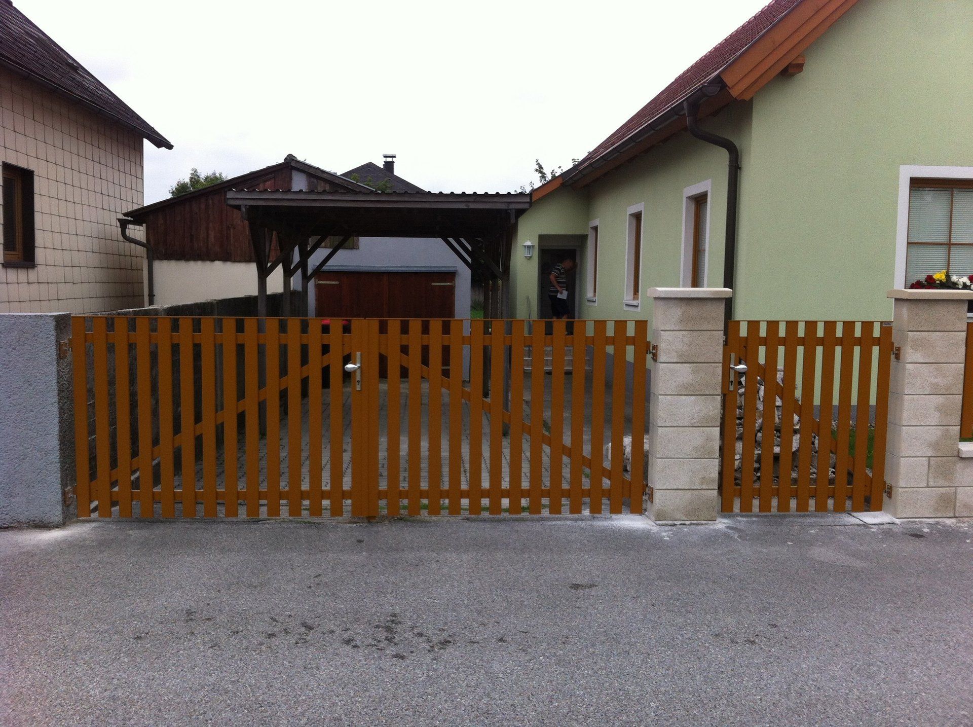 Ein Haus mit einem Holzzaun davor