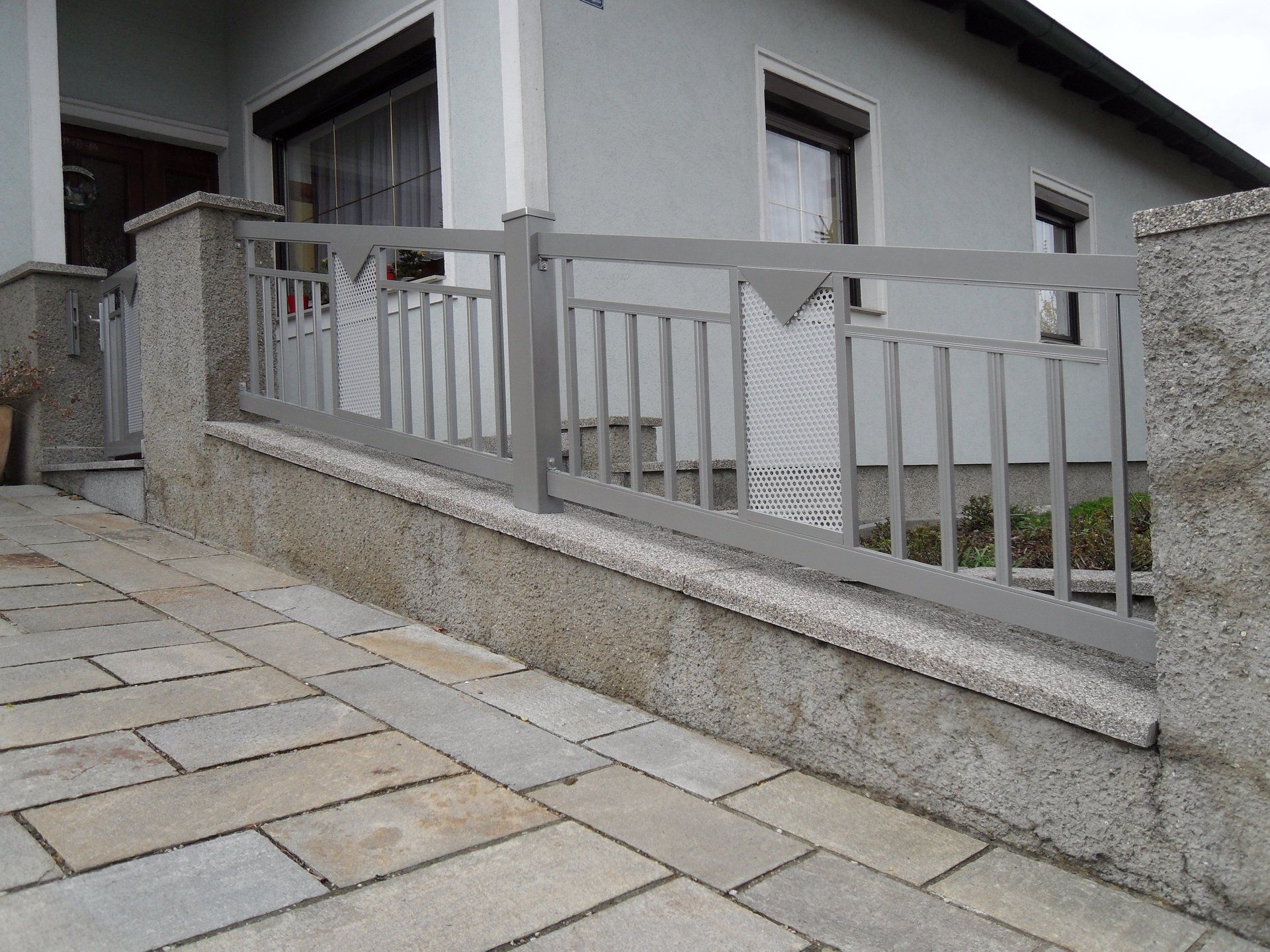 Ein Haus mit einem Zaun und einer Rampe davor