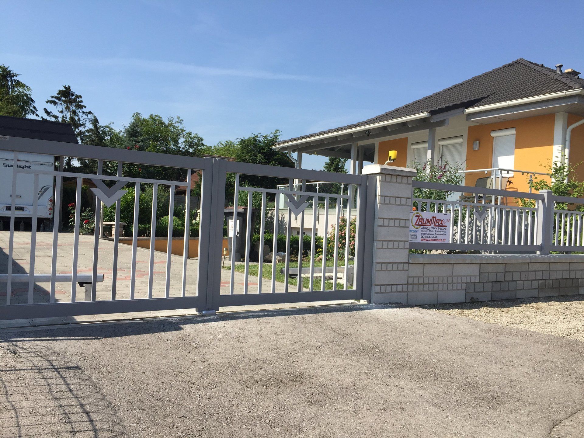 Ein Haus mit einem Schild mit der Aufschrift 