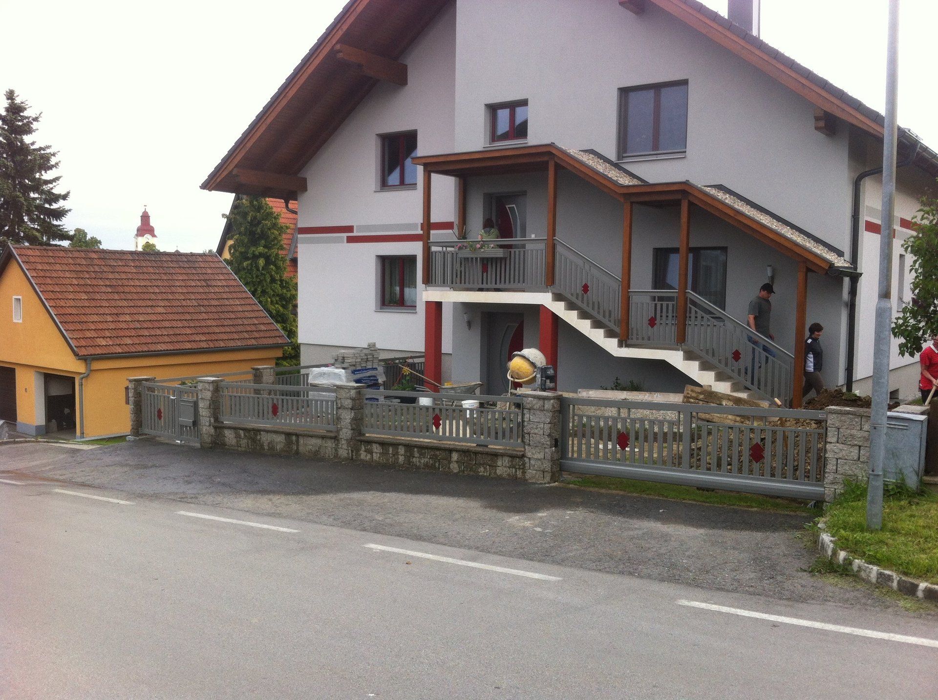 Ein großes Haus mit einer Treppe, die in den zweiten Stock führt