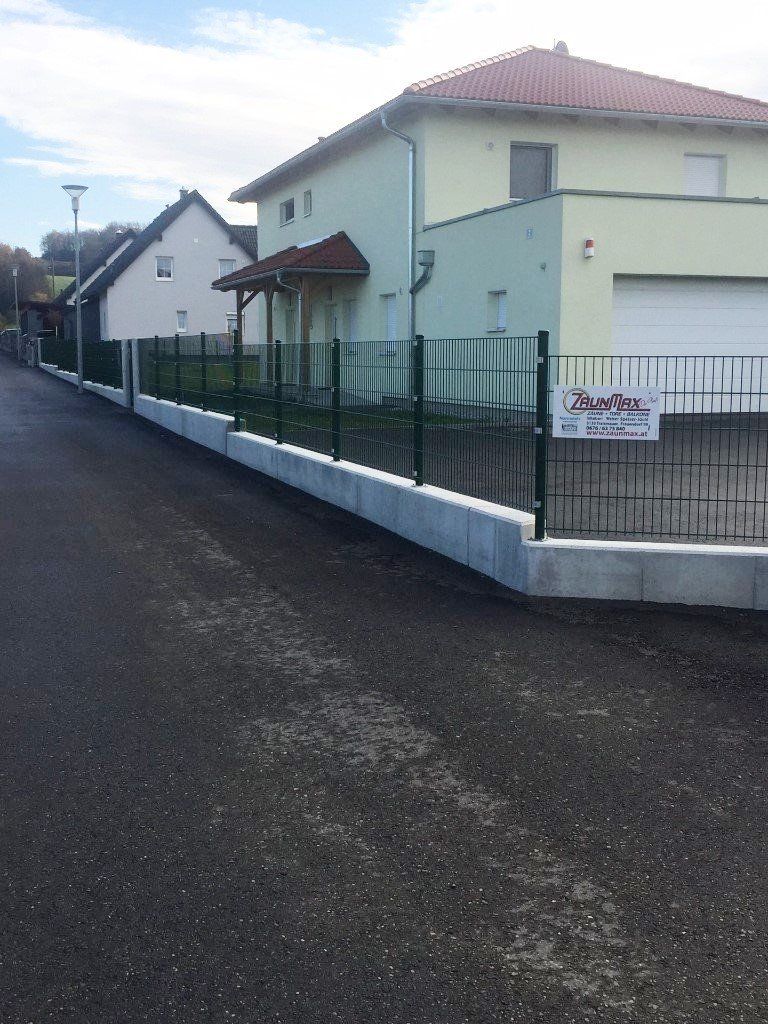 Ein Haus mit einem Schild mit der Aufschrift