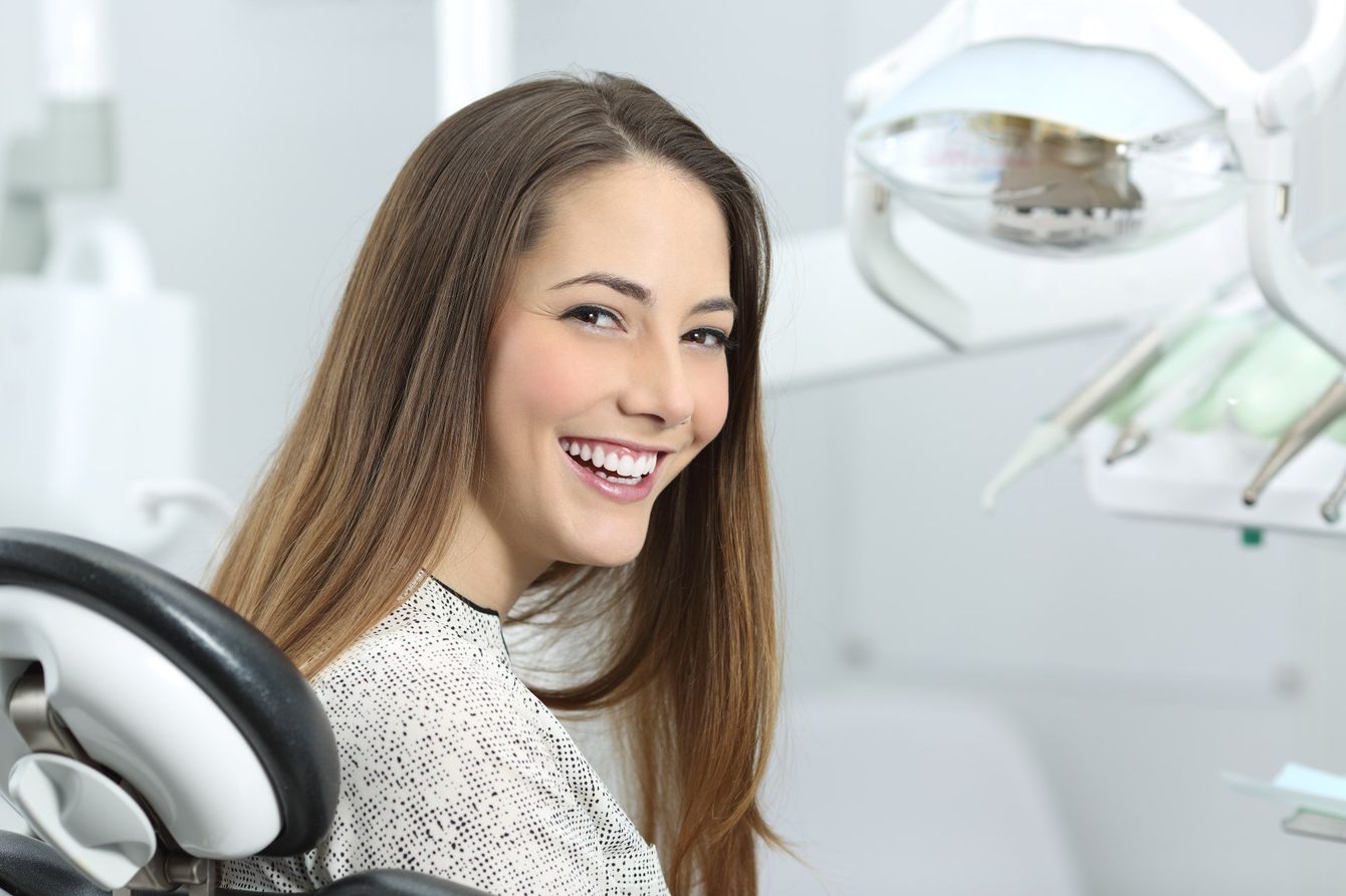 Ragazza dal dentista