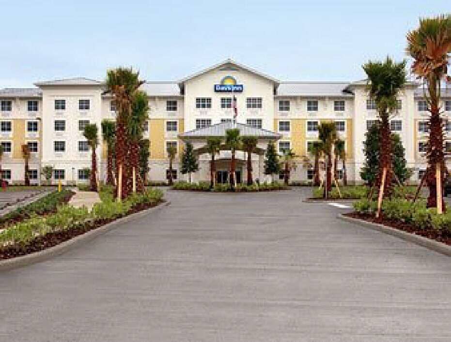 Commercial Building with Trees — Closers in Brandon, FL