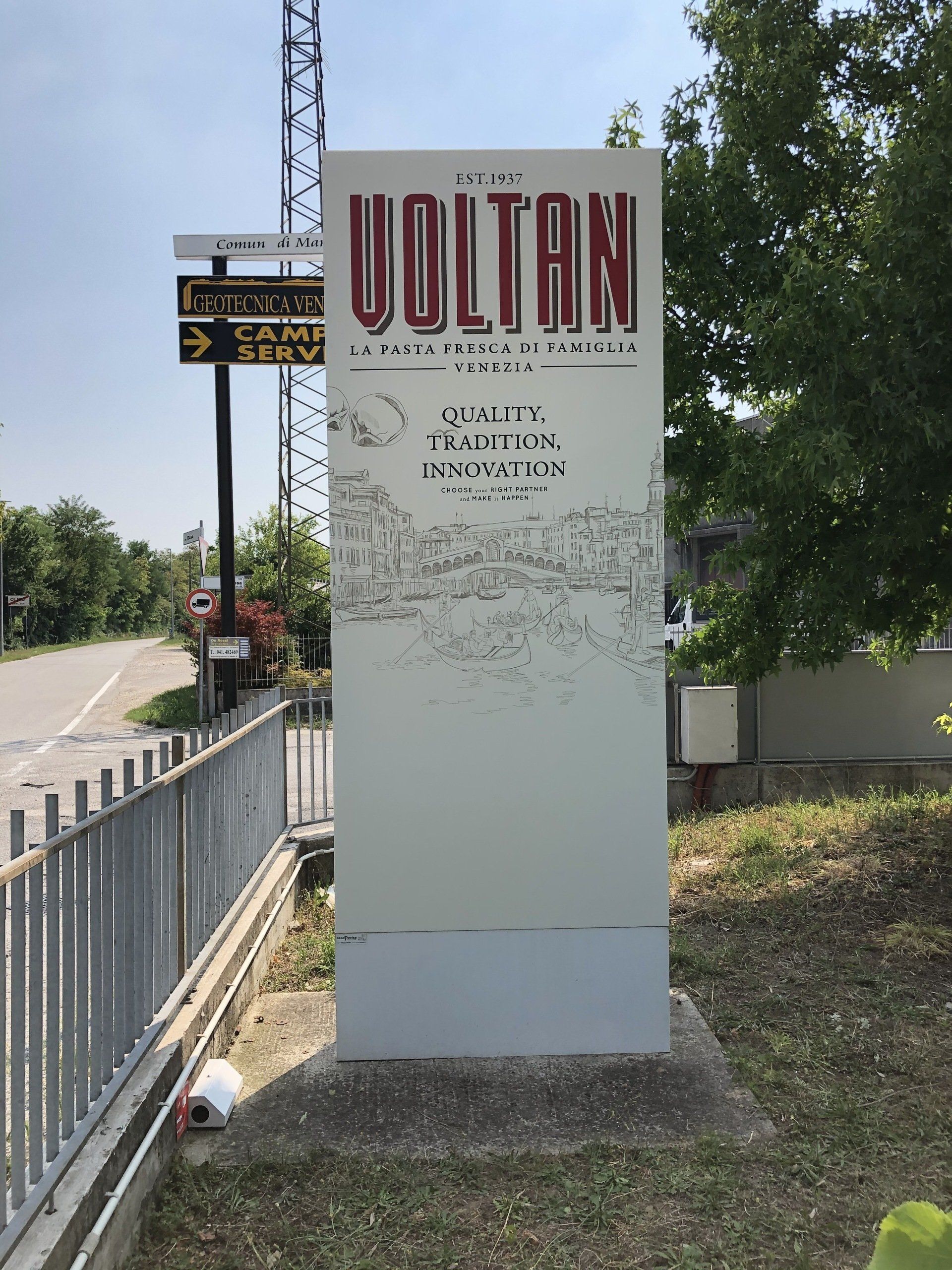 Totem pubblicitario