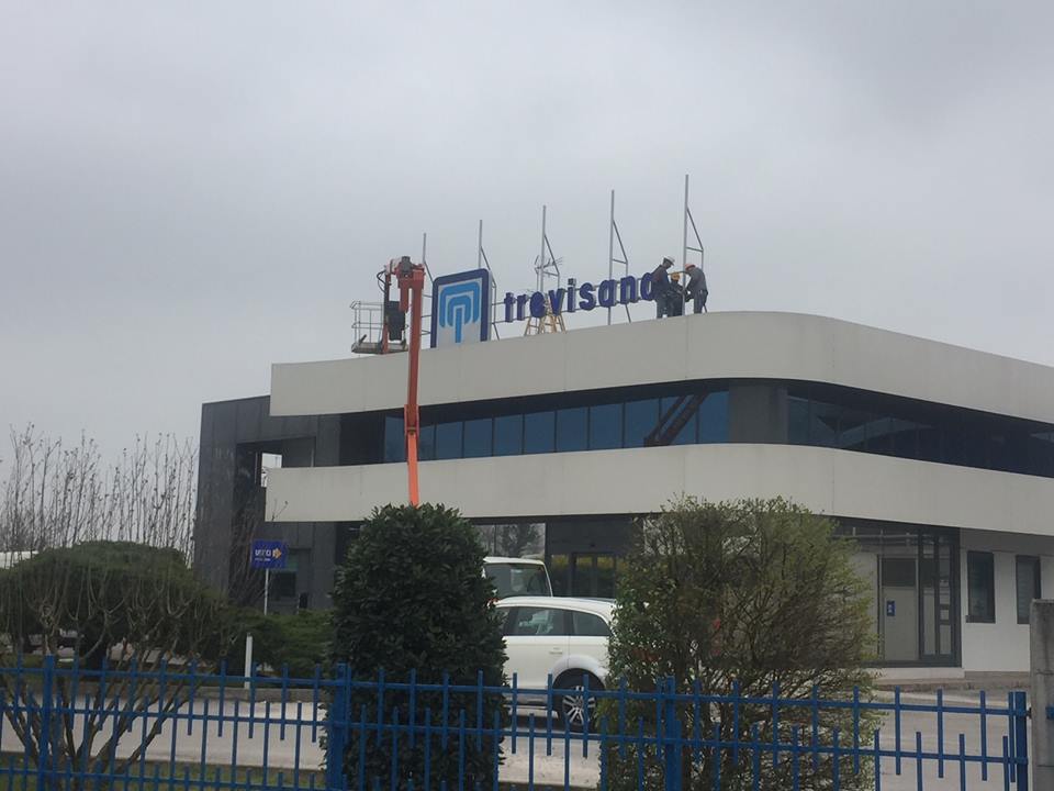 Montaggio insegna pubblicitaria