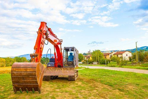 Scavatrice in un giardino