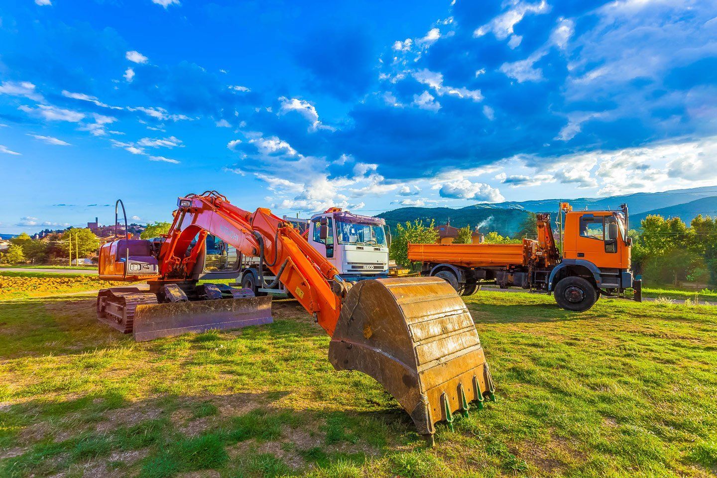 foto di un'escavatrice parcheggiata in un campo