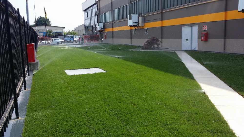 prati curato con irrigatori
