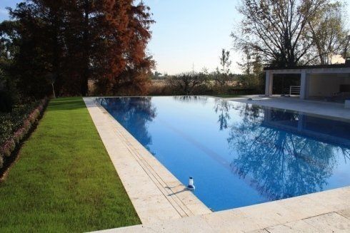 Piscina a sfioro in mosaico e marmo di travertino bianco. Massarosa (LU)_Dir.Lavori