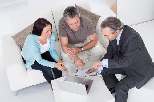 consulente assicurativo e cliente in studio