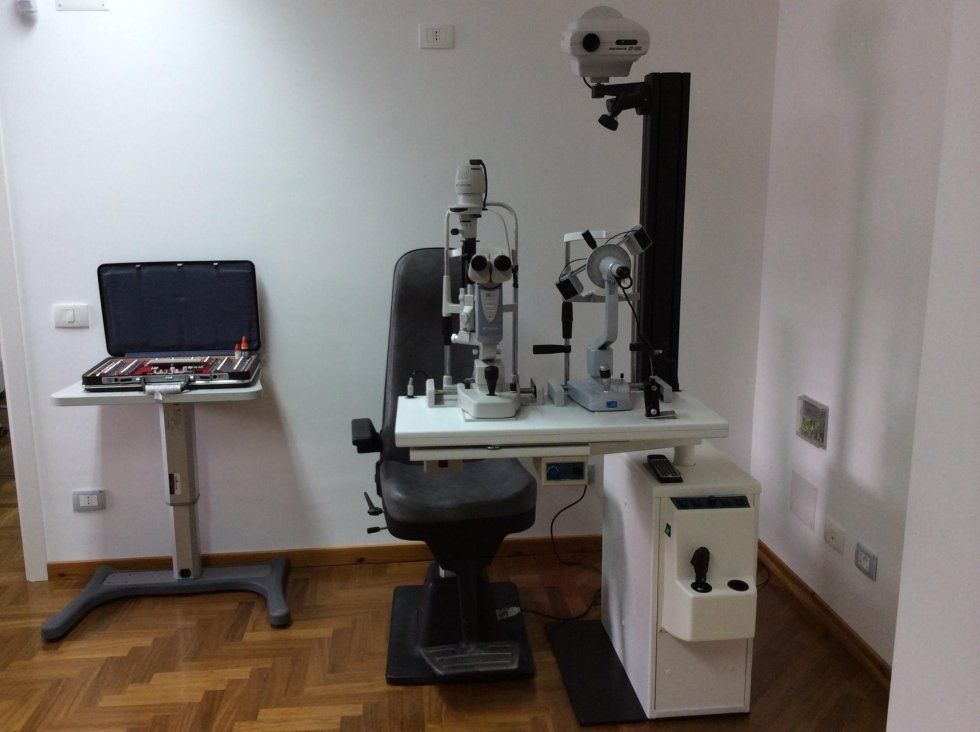 macchinari per diagnosi oculistiche
