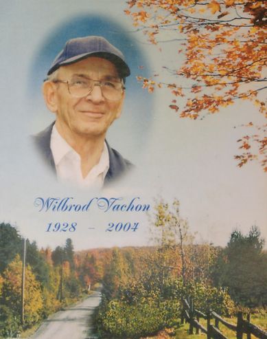 Portrait de Wilbrod Vachon, fondateur de l'entreprise, avec les années 1928 à 2004 en dessous. En arrière-plan, feuillage d'automne et route.