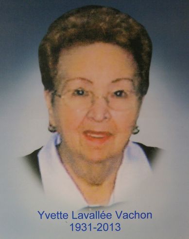 Portrait d'Yvette Lavallée Vachon, femme du fondateur de l'entreprise, portant des lunettes et un haut foncé. Texte ci-dessous : 1931-2013.
