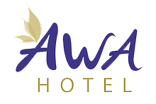 Das Logo des AWA-Hotels ist lila und gold und zeigt ein Blatt.
