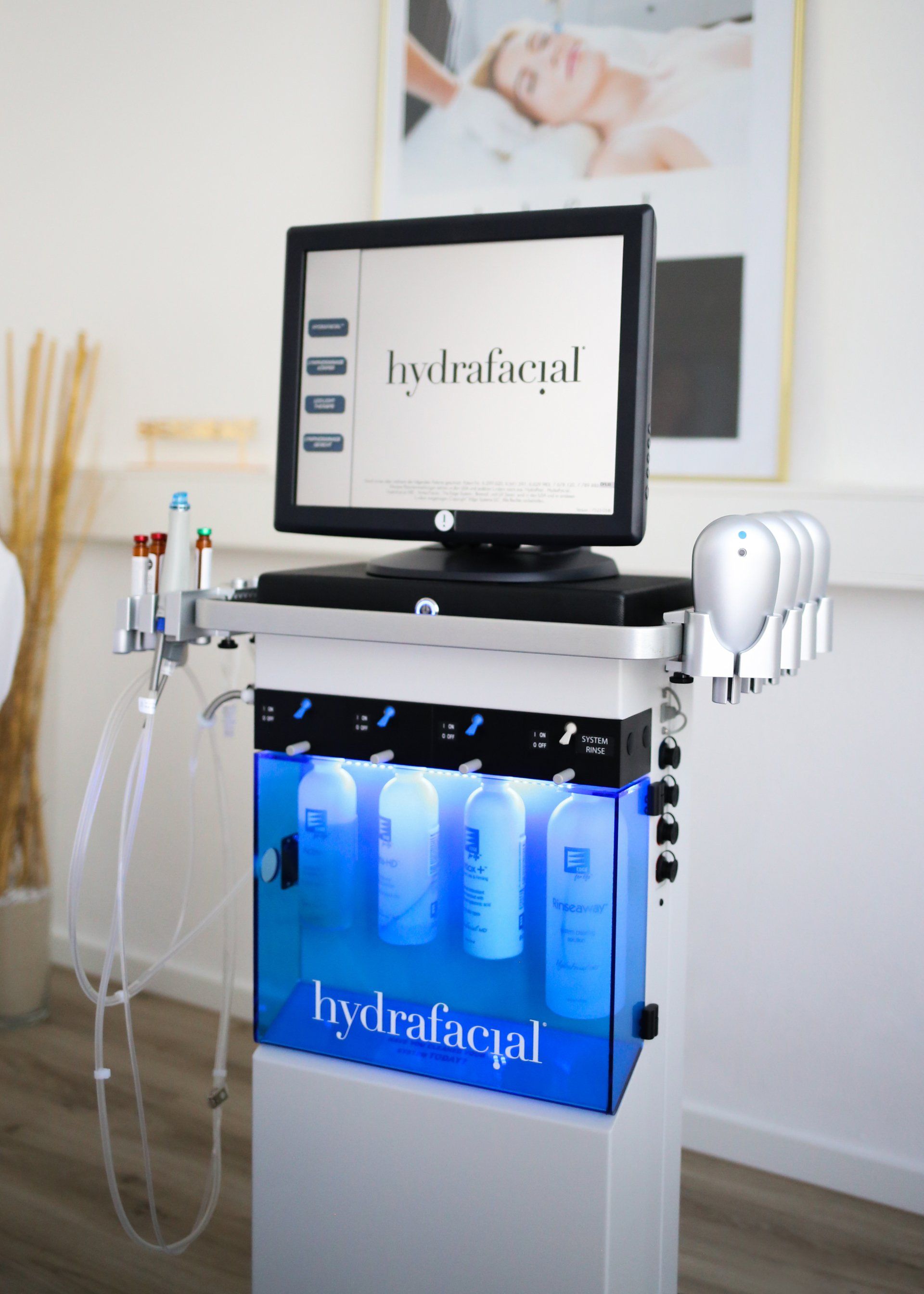 Eine Hydrafacial-Maschine mit einem Computer darauf