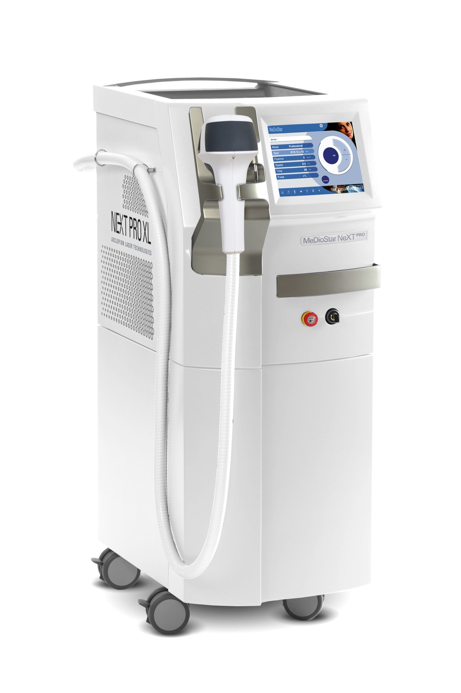 Eine weiße Haarentfernungsmaschine mit Rädern auf weißem Hintergrund.