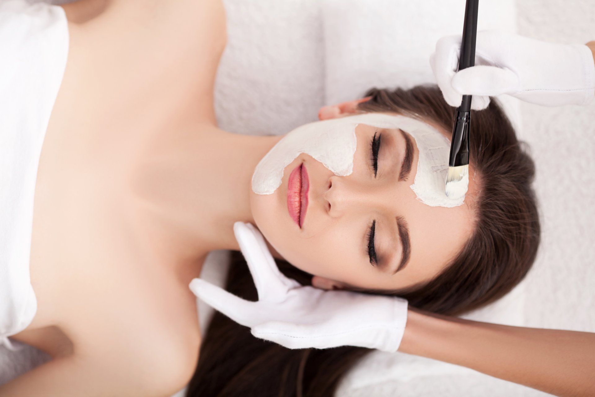 Eine Frau bekommt in einem Spa eine Gesichtsbehandlung.