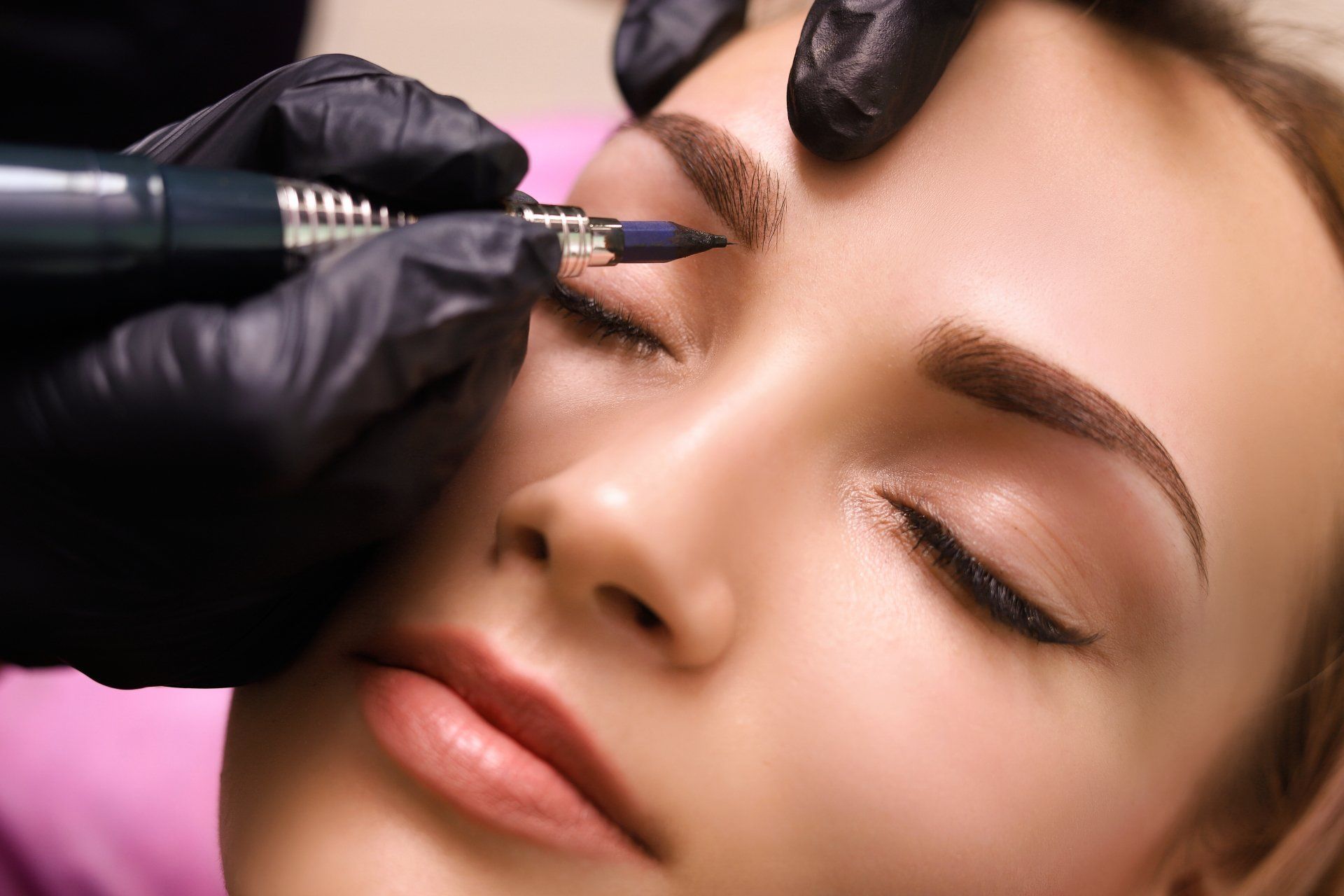 Eine Frau lässt sich Permanent Make-up auf die Augenbrauen machen.