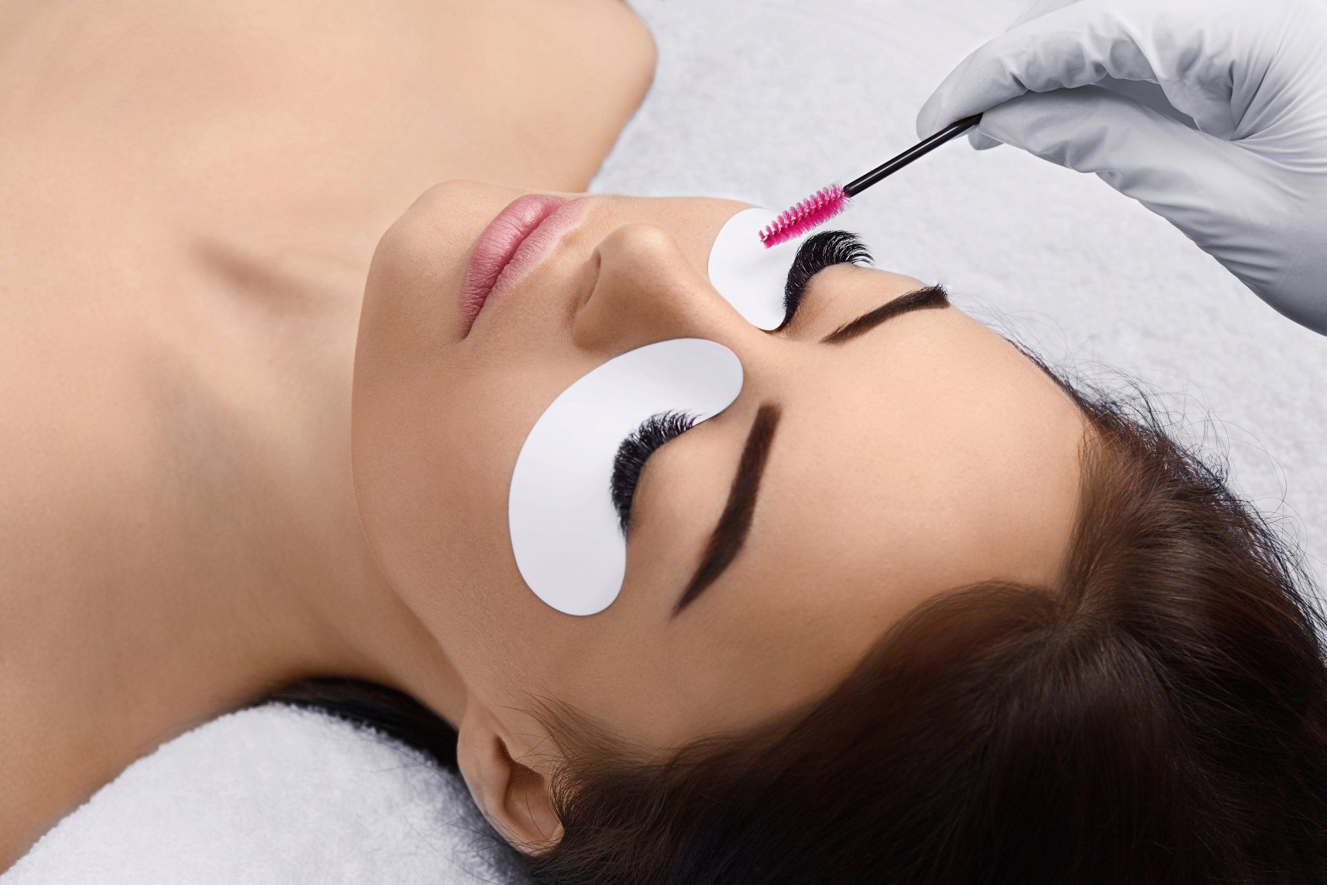 Eine Frau lässt sich in einem Schönheitssalon die Wimpern machen.