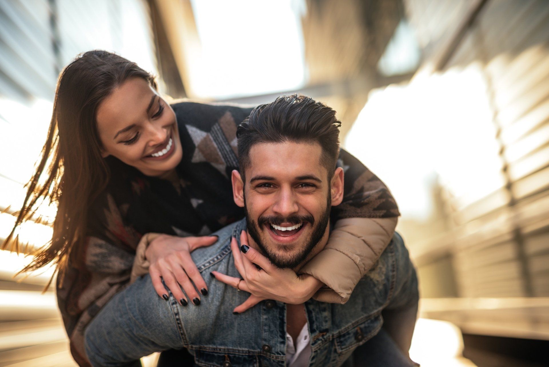 junge Dame lächelt mit weißen Zähnen