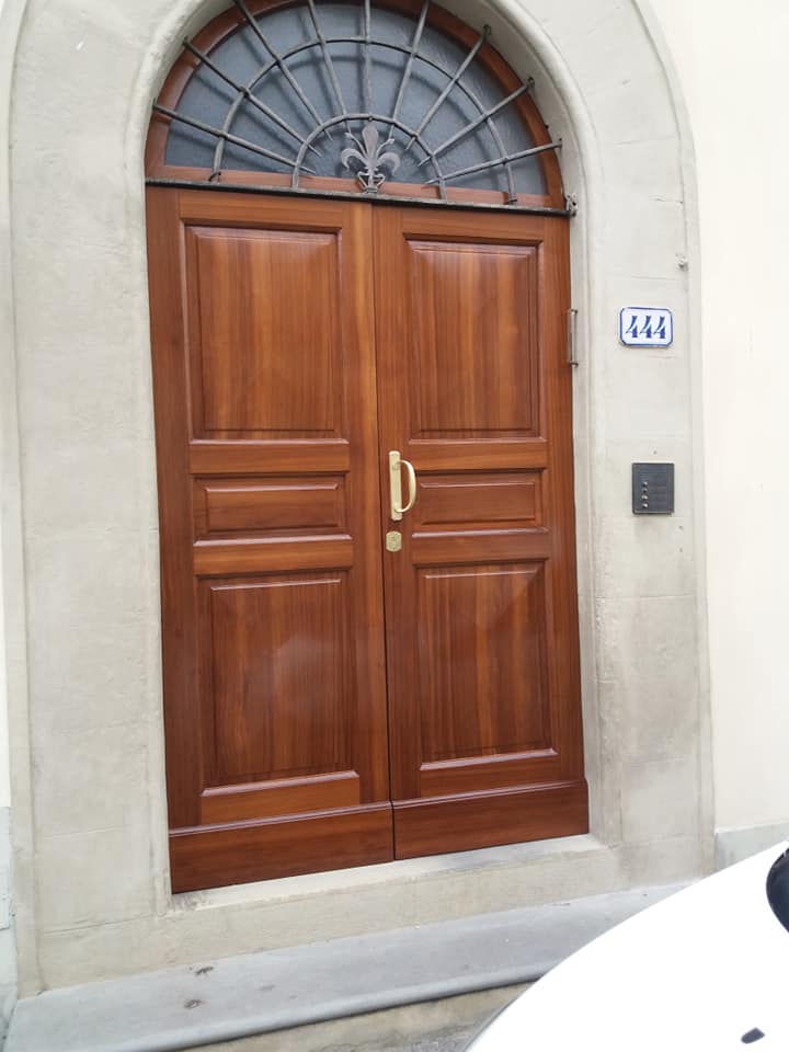 portone in legno restaurato