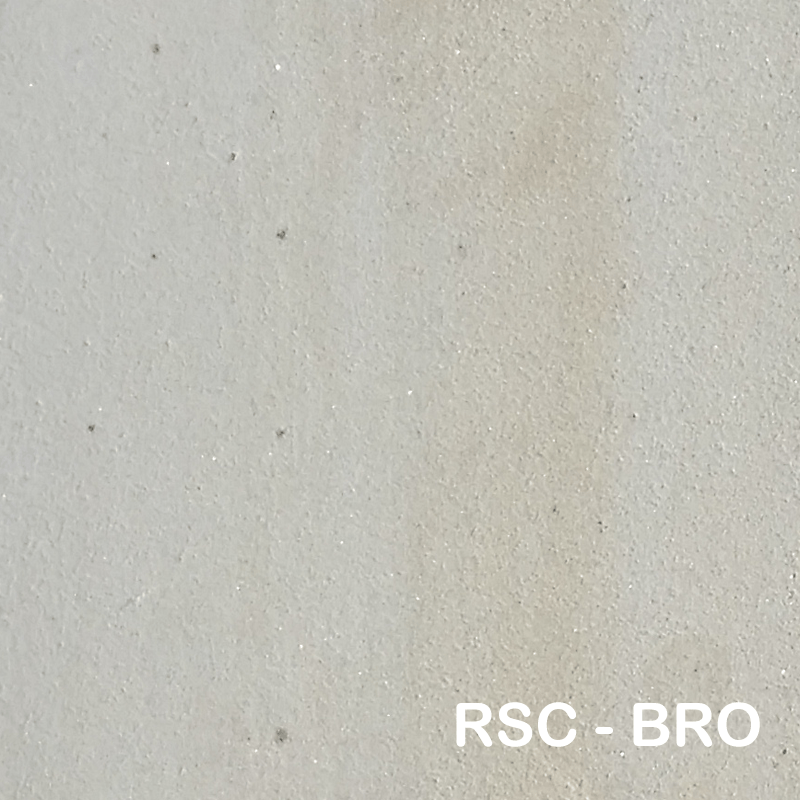 Teksturowana, biaława powierzchnia z drobnymi, ciemnymi plamkami, oznaczona w prawym dolnym rogu napisem „RSC - BRO”.