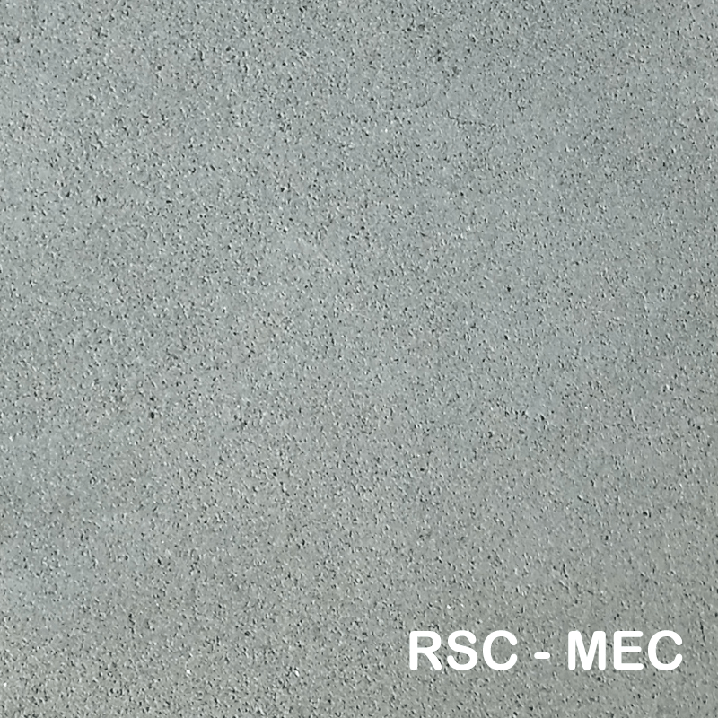 Teksturowana, szara powierzchnia betonowa. Na dole widnieje napis „RSC – MEC”.