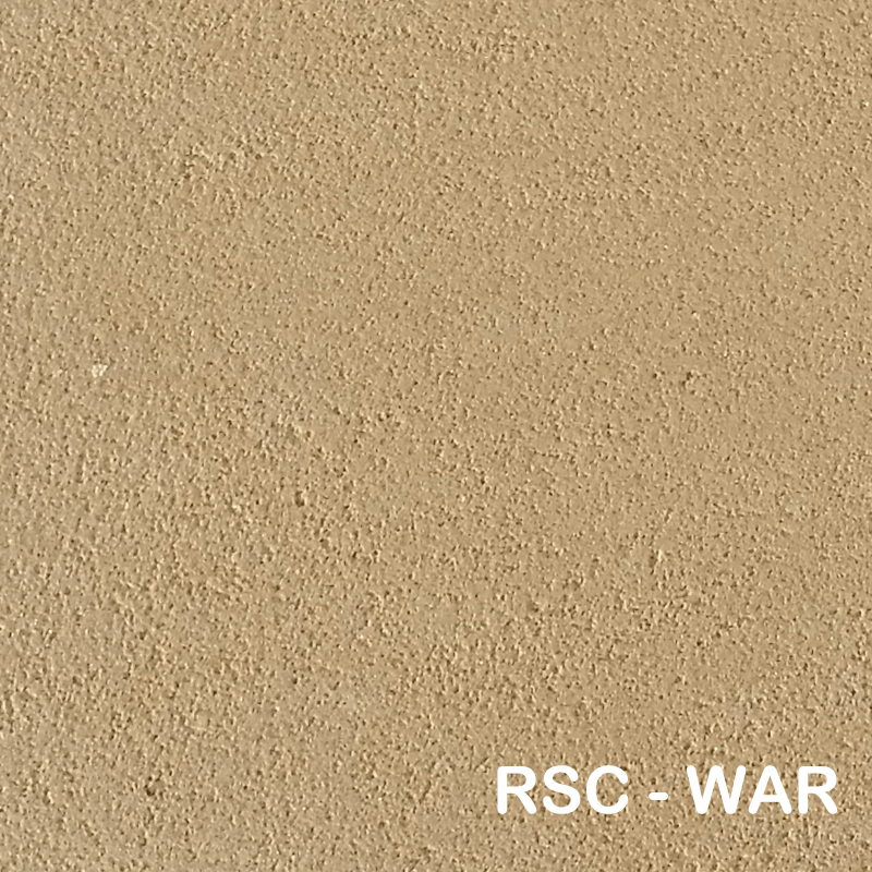 Teksturowana, jasnobrązowa powierzchnia ściany z napisem „RSC - WAR”.