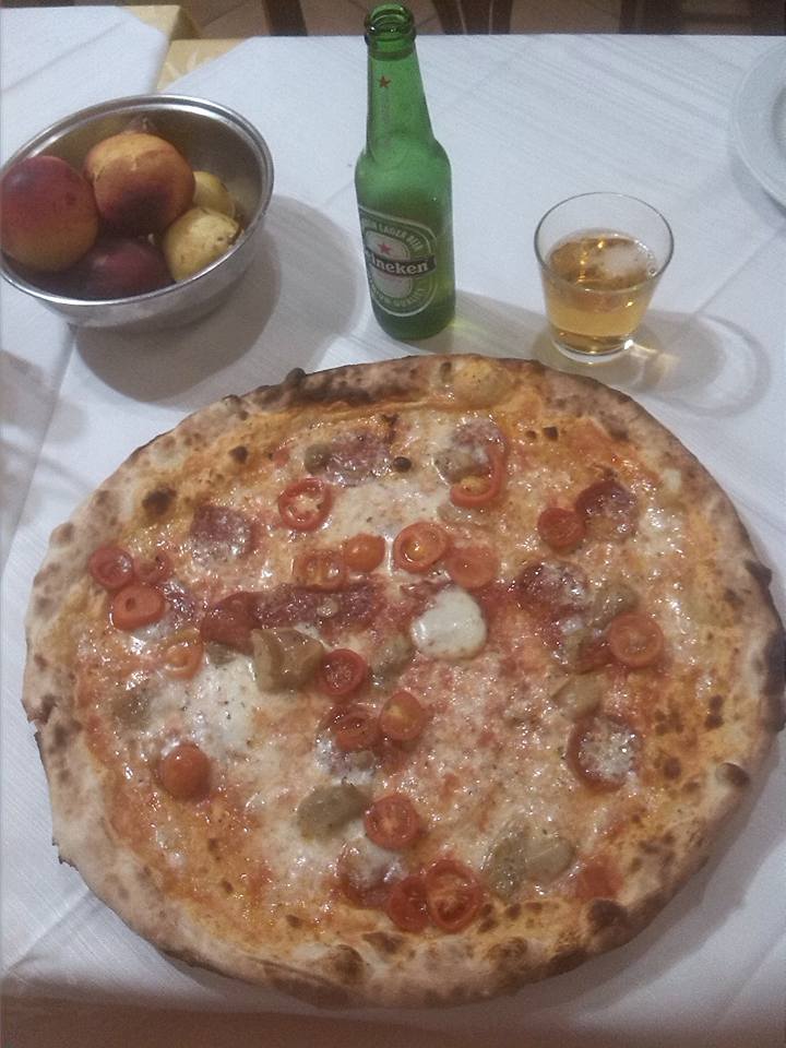 Pizza con mozzarella, pomodorini freschi, salame e funghi