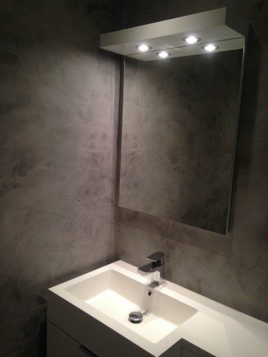 venetian plastery minimalist bathroom with white sink and mirror