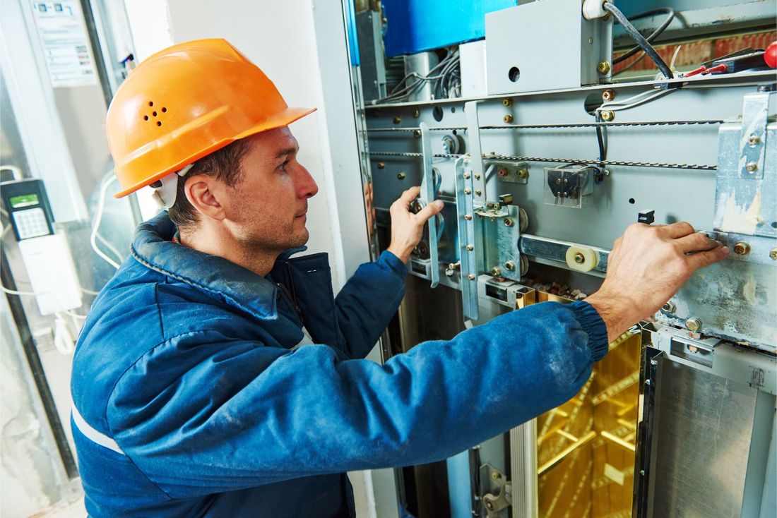 addetto alla manutenzione elettrica