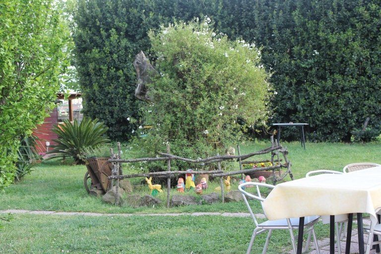 tavolino nel giardino dell'agriturismo
