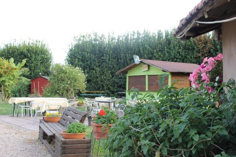 casotto degli attrezzi nel giardino dell'agriturismo